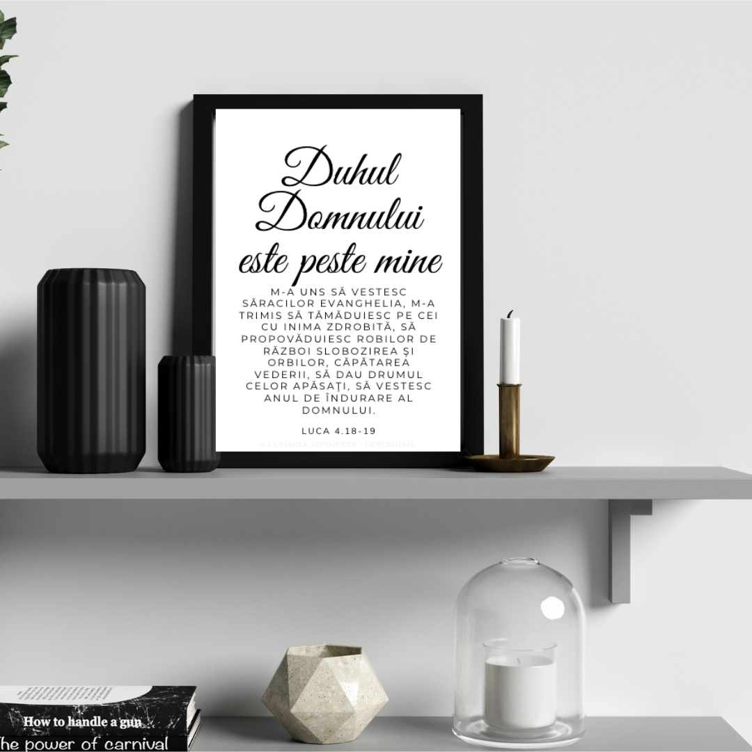 Poster creștin minimalist cu versetul Duhul Domnului este peste mine din Luca 4:18-19, design alb-negru modern