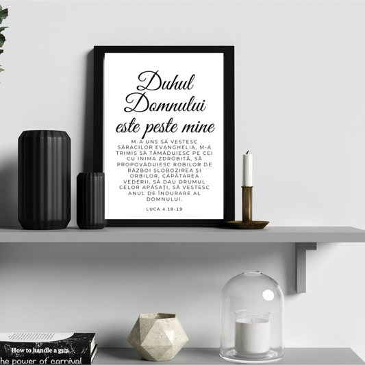 Poster creștin minimalist cu versetul Duhul Domnului este peste mine din Luca 4:18-19, design alb-negru modern